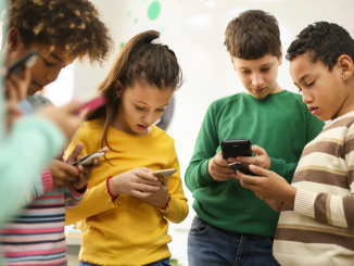 Crianças utilizando celulares