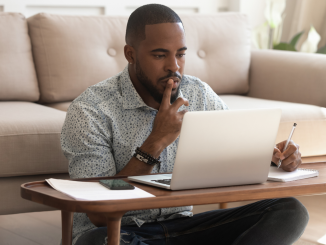 Homem participando de um curso online