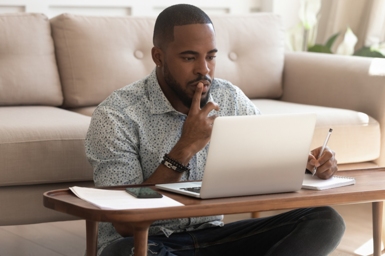 Homem participando de um curso online