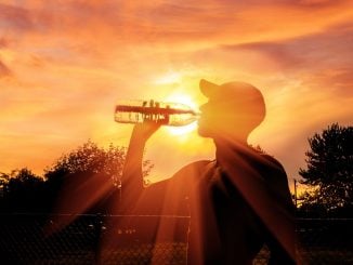 Homem bebendo água durante onda de calor