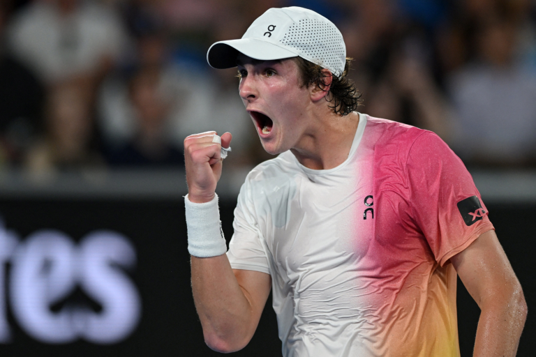 Foto de João Fonseca durante a partida contra Andrey Rublev no Australian Open