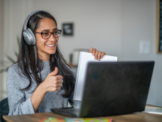 Foto de uma mulher fazendo um curso online pelo notebook