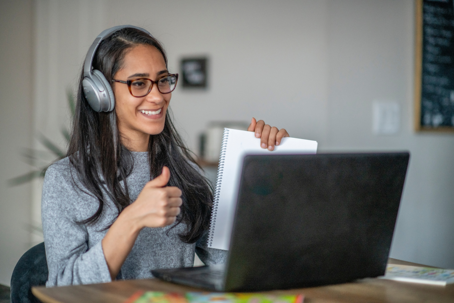 Foto de uma mulher fazendo um curso online pelo notebook