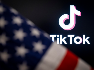 Logo do TikTok encoberto pela bandeira dos Estados Unidos