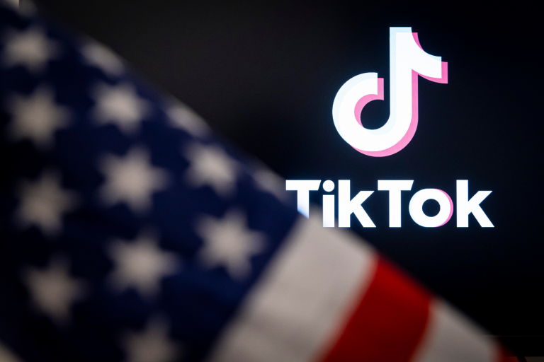 Logo do TikTok encoberto pela bandeira dos Estados Unidos