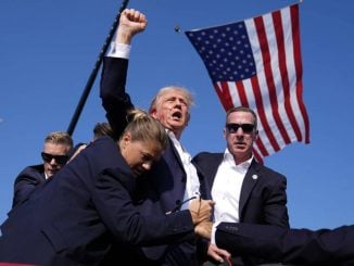 Trump ferido em comício na Pensilvânia: a imagem da campanha