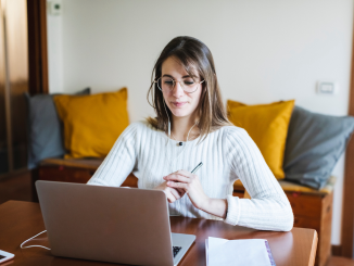 Foto de uma mulher fazendo um curso online