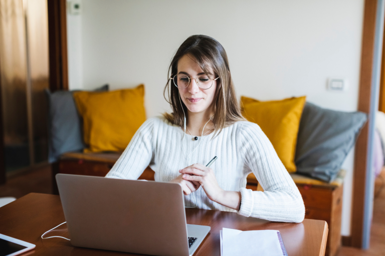 Foto de uma mulher fazendo um curso online