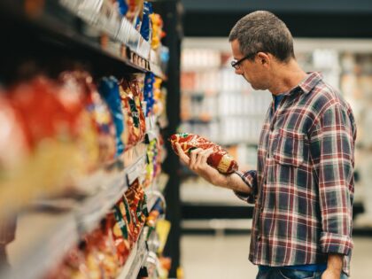 Pessoa consultando o preço de um alimento