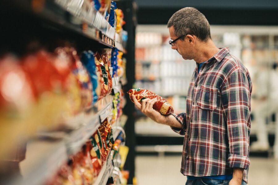 Pessoa consultando o preço de um alimento