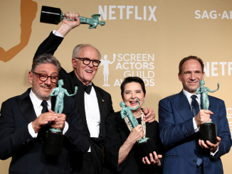 Elenco de Conclave, John Lithgow, Ralph Fiennes, Sergio Castellitto e Isabella Rossellini, em Los Angeles, durante o SAG Awards