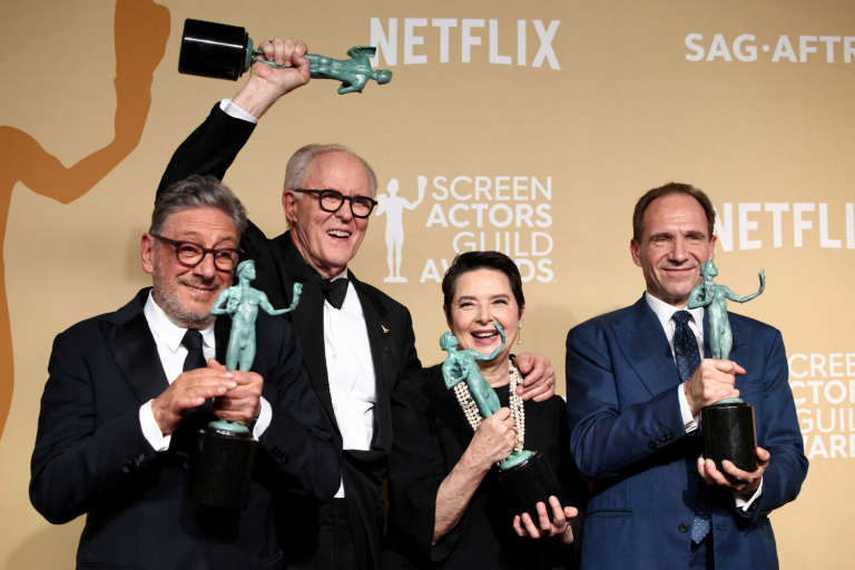 Elenco de Conclave, John Lithgow, Ralph Fiennes, Sergio Castellitto e Isabella Rossellini, em Los Angeles, durante o SAG Awards