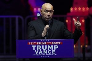 Dana White no palanque de Donald Trump