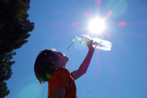 Foto de uma pessoa se refrescando em um dia de calor