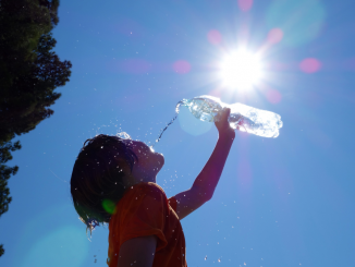 Foto de uma pessoa se refrescando em um dia de calor