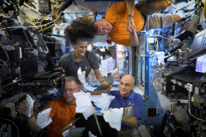 Astronautas da Nasa Sunita Williams, Nick Hague, Barry Wilmore e Donald Pettit comemoram Ação de Graças na Estação Espacial Internacional