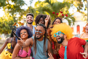 Pessoas aproveitando o carnaval