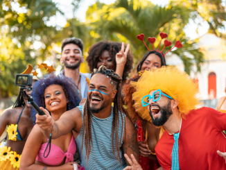 Pessoas aproveitando o carnaval