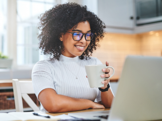 Mulher fazendo um curso online