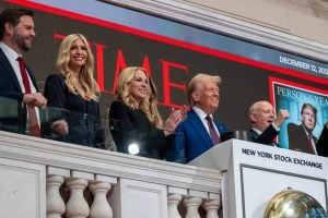 Em 12 de dezembro, Trump tocou o sino de abertura da Bolsa de Nova York, posando em frente à sua capa da revista Time como “Pessoa do Ano” de 2024 (Foto: Spencer Platt / Getty Images)