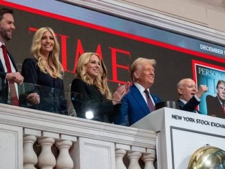 Em 12 de dezembro, Trump tocou o sino de abertura da Bolsa de Nova York, posando em frente à sua capa da revista Time como “Pessoa do Ano” de 2024 (Foto: Spencer Platt / Getty Images)