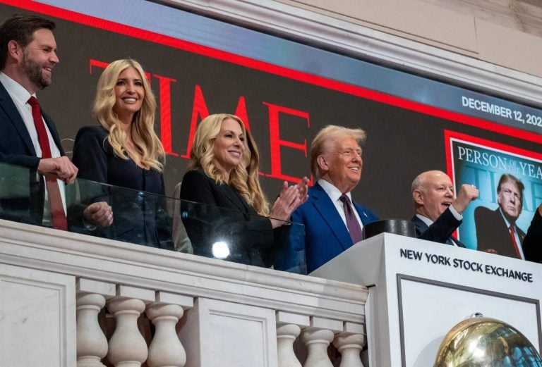 Em 12 de dezembro, Trump tocou o sino de abertura da Bolsa de Nova York, posando em frente à sua capa da revista Time como “Pessoa do Ano” de 2024 (Foto: Spencer Platt / Getty Images)