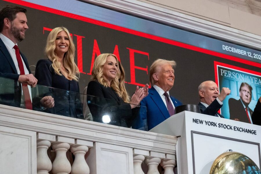 Em 12 de dezembro, Trump tocou o sino de abertura da Bolsa de Nova York, posando em frente à sua capa da revista Time como “Pessoa do Ano” de 2024 (Foto: Spencer Platt / Getty Images)