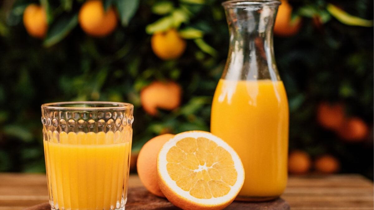 Contêineres sendo carregados com suco de laranja concentrado no Porto de Santos