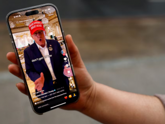 Uma mulher posa com seu smartphone exibindo a página @realdonaldtrump no TikTok, em Washington, EUA, em 19 de janeiro de 2025.