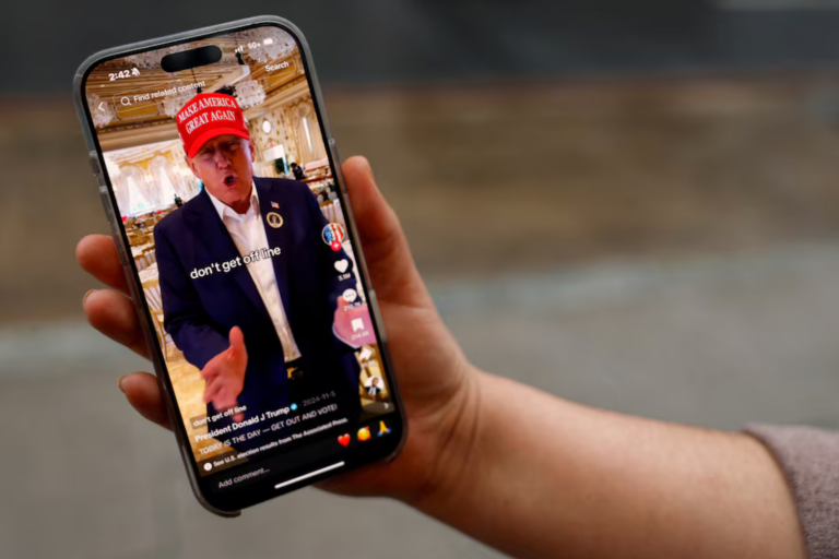 Uma mulher posa com seu smartphone exibindo a página @realdonaldtrump no TikTok, em Washington, EUA, em 19 de janeiro de 2025.