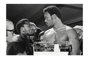 George Foreman (dir.) encarando o oponente Joe Frazier em sua primeira disputa pelo título mundial, em 1973 (Foto: Getty Images)