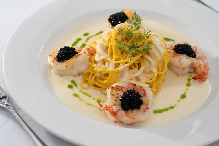 Linguine com camarões ao molho de champagne e caviar 