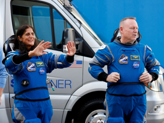 Os astronautas da Nasa Butch Wilmore e Suni Williams no Centro Espacial Kennedy no dia da missão que os levou à Estação Espacial Internacional