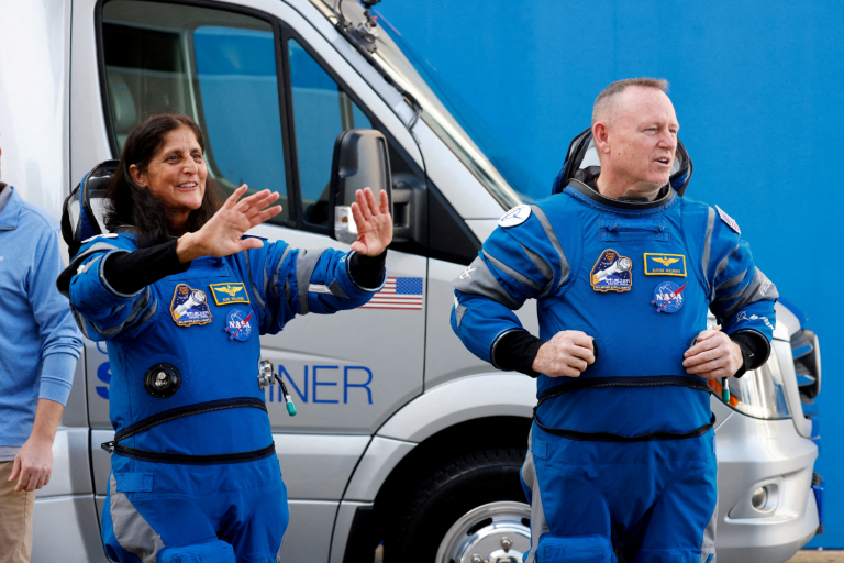 Os astronautas da Nasa Butch Wilmore e Suni Williams no Centro Espacial Kennedy no dia da missão que os levou à Estação Espacial Internacional