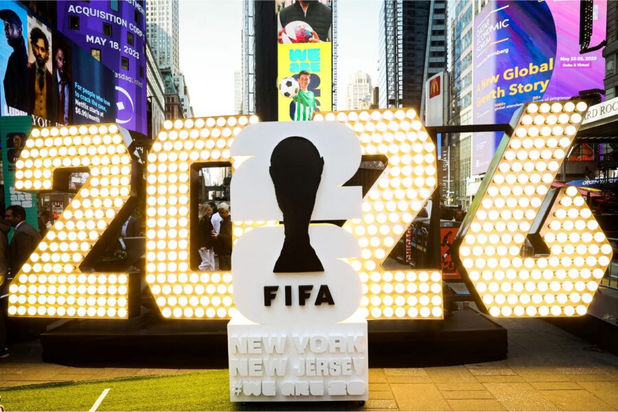 Logo da Copa do Mundo de 2026 na Times Square (NY): temor com restrições a imigrantes (Foto: Reuters)