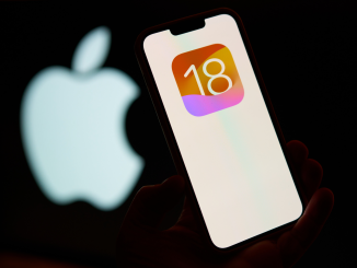 Foto de um iPhone com o logo do iOS 18 aberto e um logo da Apple de plano de fundo