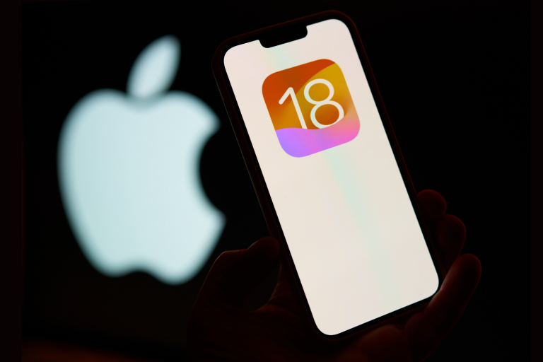 Foto de um iPhone com o logo do iOS 18 aberto e um logo da Apple de plano de fundo