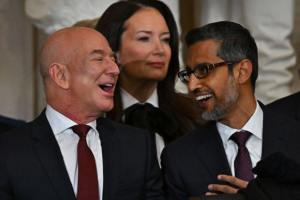 Foto de Jeff Bezos, fundador e CEO da Amazon, e Sundar Pichai, CEO do Google