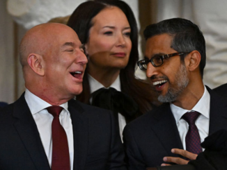 Foto de Jeff Bezos, fundador e CEO da Amazon, e Sundar Pichai, CEO do Google