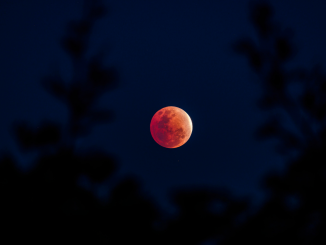 Imagem de uma "Lua de Sangue", momento do eclipse lunar total