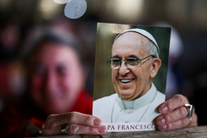 Imagem do papa Francisco em dia de oração no Vaticano