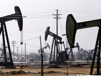 Bombas de petróleo: alta persistente dos preços elev incerteza econômica (Foto: Reuters)