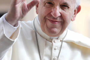O Papa Francisco acena para os peregrinos reunidos na Praça de São Pedro para a audiência geral em 13 de junho de 2018, na Cidade do Vaticano.