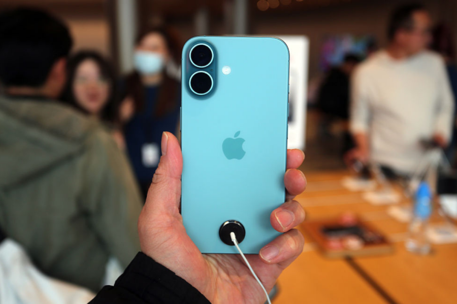 Foto de um iPhone 16 ciano em uma loja da Apple