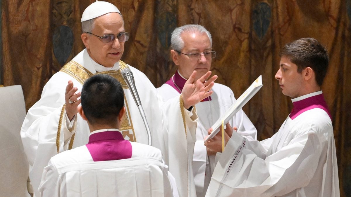 Em Primeira Missa, Papa Leão XIV Defende Igreja como Farol de Luz no Mundo
