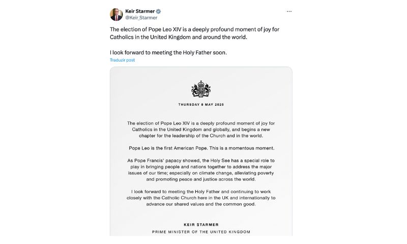 Keir Starmer

O primeiro ministro do Reino Unido, Keir Starmer, declarou que é um momento de felicidade para os católicos ao redor do mundo e que deseja encontrar o santo padre.

"A eleição do Papa Leão XIV é um momento profundamente significativo de alegria para os católicos no Reino Unido e em todo o mundo, e marca o início de um novo capítulo na liderança da Igreja e no cenário global.

O Papa Leão é o primeiro Papa americano. Trata-se de um momento histórico. Como demonstrou o pontificado do Papa Francisco, a Santa Sé desempenha um papel especial na promoção do diálogo entre povos e nações para enfrentar os grandes desafios do nosso tempo — especialmente em relação às mudanças climáticas, à redução da pobreza e à promoção da paz e da justiça no mundo.

Aguardo com expectativa o encontro com o Santo Padre e a continuidade da cooperação estreita com a Igreja Católica, tanto no Reino Unido quanto internacionalmente, para promover nossos valores comuns e o bem comum", publicou Starmer.