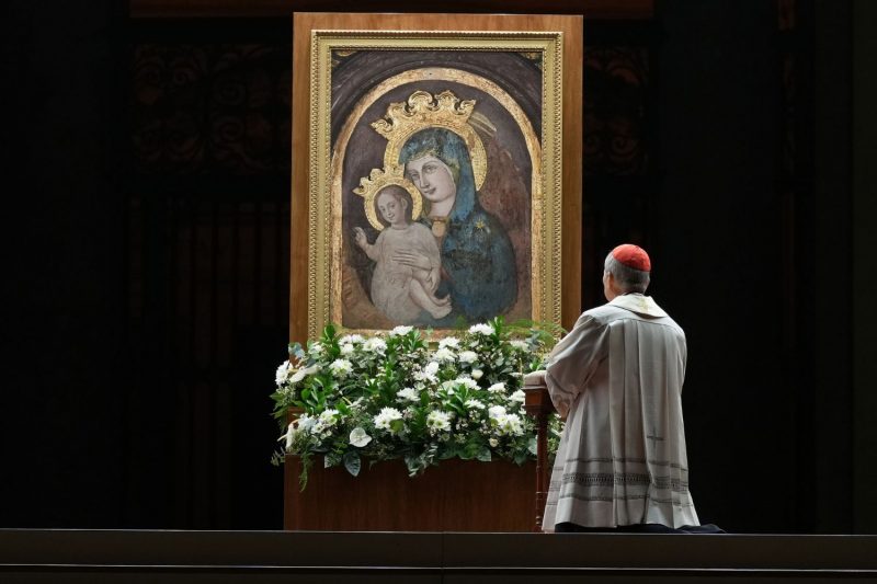 O cardeal Robert Francis Prevost lidera a oração do terço pela saúde do Papa Francisco na Praça de São Pedro em 3 de março