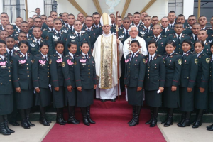 Foto do papa Leão XVI com oficiais peruanos