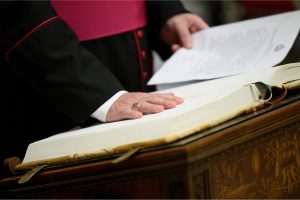 Autoridades, membros do clero e funcionários do Conclave prestam juramento de sigilo na Capela Paulina no Vaticano