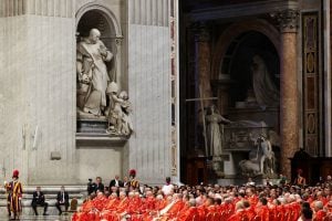 Cardeais se reúnem no conclave para eleger o novo papa
